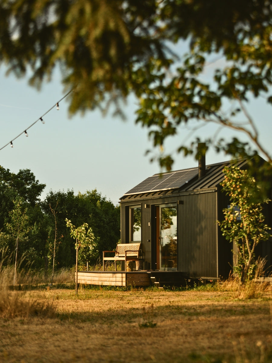 Offgrid Rest Cabin in Brandenburg – nachhaltige Tiny Cabin inmitten unberührter Natur mit Holzterrasse