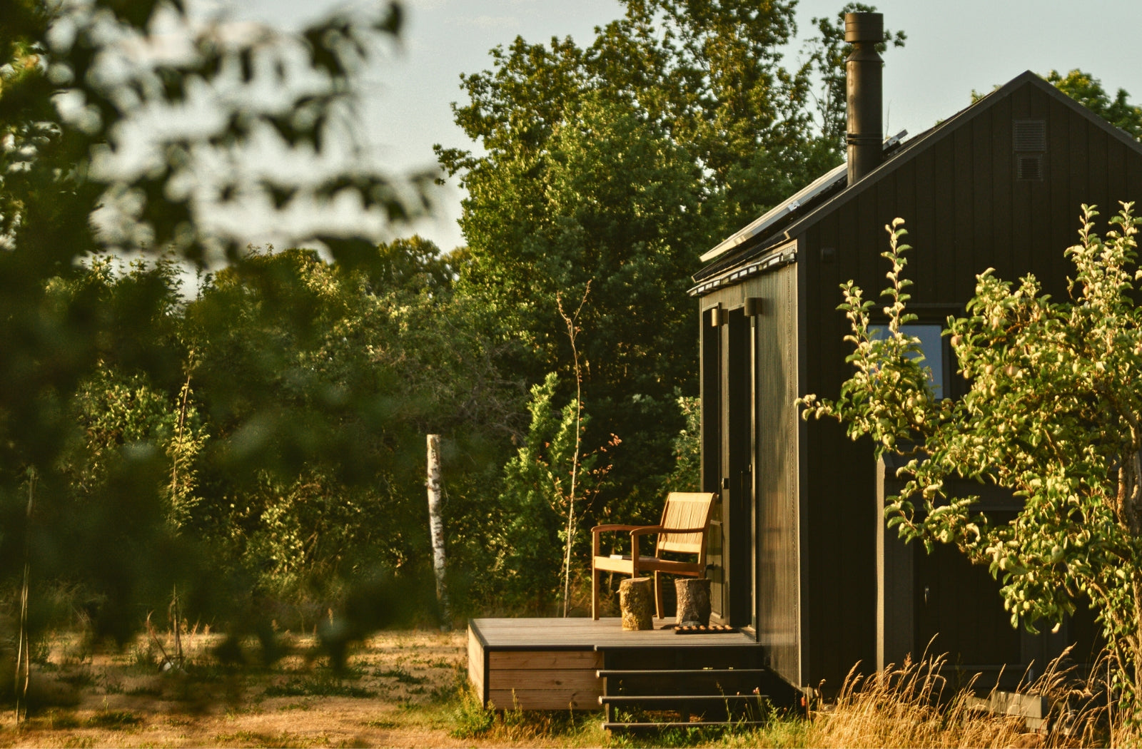 Offgrid Rest Tiny House in der Nähe von Berlin – moderne Naturunterkunft mit Holzterrasse im Grünen
