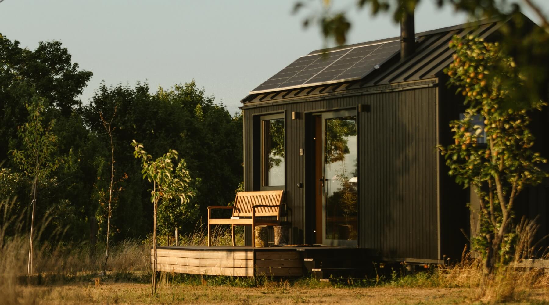 Modernes Offgrid Tiny House in der Natur bei Berlin – nachhaltige Ferienwohnung für Digital Detox und Erholung im Grünen.